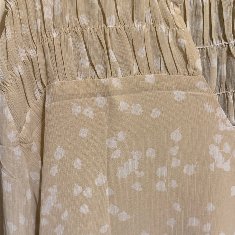 Chic Cream Blouse with Delicate Pattern - Picture 9 of 9